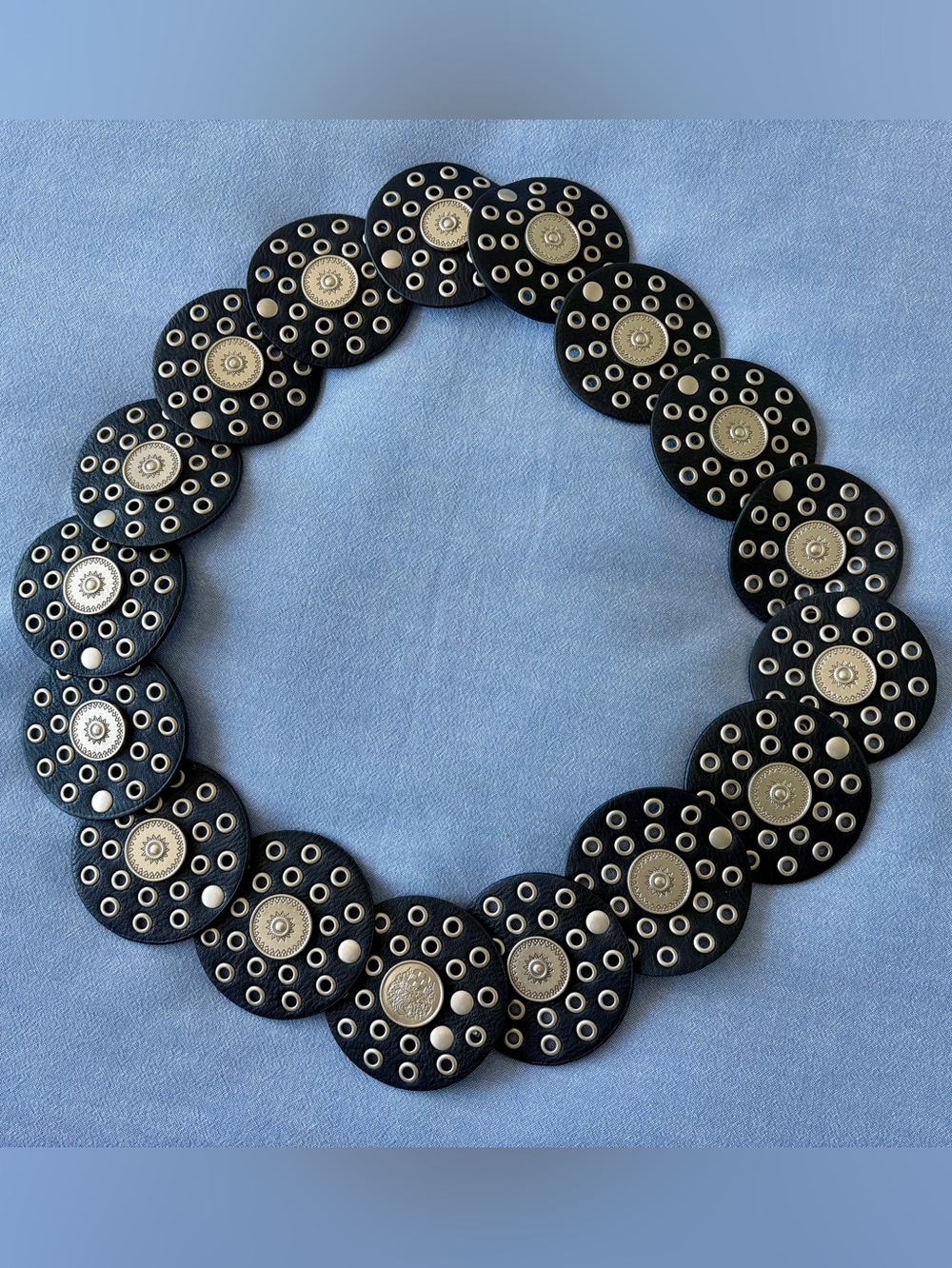 NWOT Vince Camuto Concho Grommet Disc Belt in black. Women’s Medium - Picture 3 of 5
